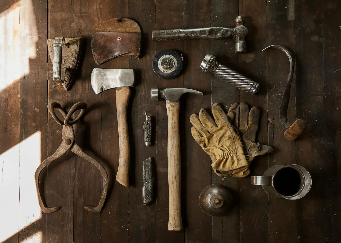 Handwierksgeschir op enger Holzwerkbank